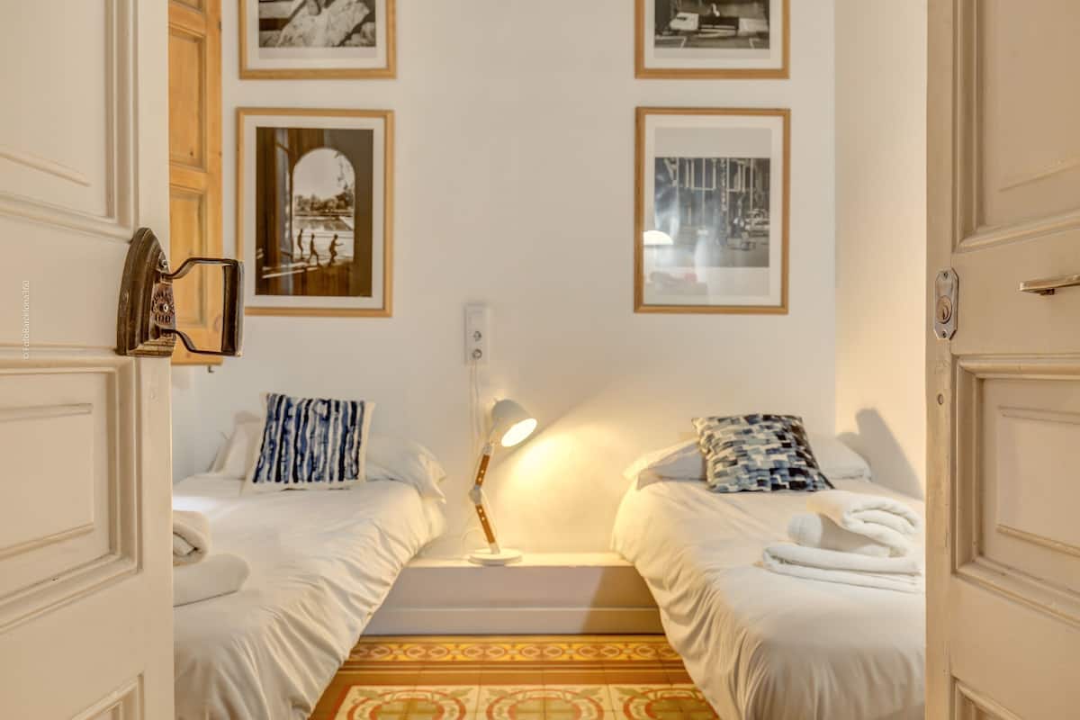 Twin Room (External Private Bathroom) | Meja, Wi-fi percuma, cadar katil