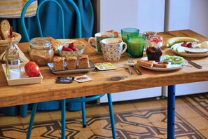 Café da manhã self-service grátis todos os dias