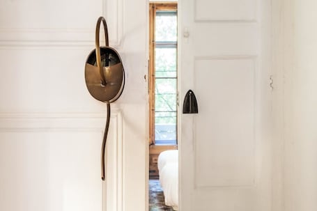 Escritorio, wifi gratis y ropa de cama . Factory Suites Barcelona