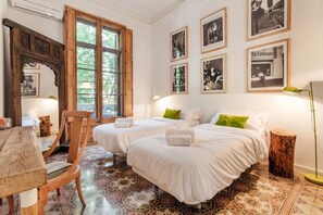 Habitació amb dos llits individuals, vistes a la ciutat | Escriptori, wifi gratuïta i roba de llit 