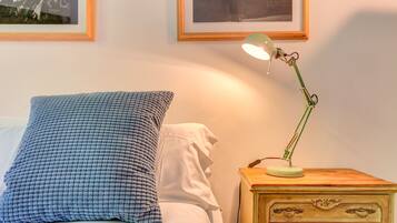 Twin kamer, uitzicht op de stad | Een bureau, gratis wifi, beddengoed