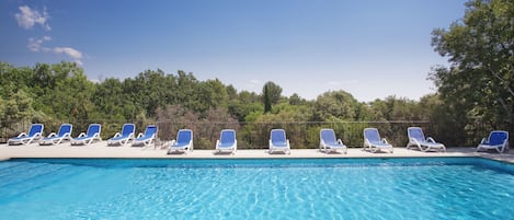 Piscina stagionale all'aperto, lettini