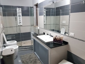 Habitación doble Elite, vista al jardín (External Bathroom) | Baño | Regadera, amenidades de baño gratuitas, secadora de cabello, batas