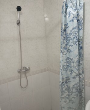Kamar Twin, pemandangan halaman | Kamar mandi | Shower dan handuk