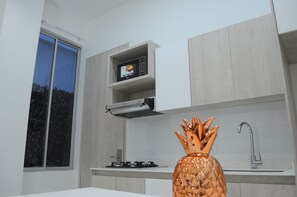 Full-size fridge, microwave, stovetop, cookware/dishes/utensils - Loft Mikonos - Adults Only (Pereira)