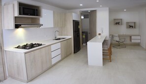 Refrigerador con freezer, microondas, placa de cocina