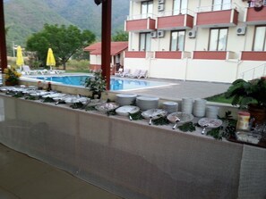 Free daily buffet breakfast