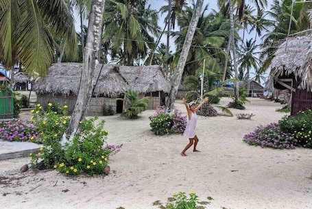 Jardines del alojamiento. Cabins on paradise San Blas island