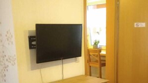 Apartment, Ground Floor (30 m2) | Television - 'Klein und Fein' Pohlheim (Pohlheim)
