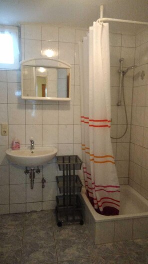 Appartement, rez-de-chaussée (30 m2) | Salle de bain | Serviettes fournies