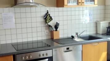 Apartment, Erdgeschoss (60 m2) | Eigene Küche | Kühlschrank, Mikrowelle, Herdplatte, Wasserkocher mit Kaffee-/Teezubehör