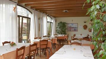 Daily continental breakfast (EUR 9.50 per person)