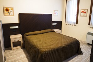 Minibar, escritorio y wifi gratis 