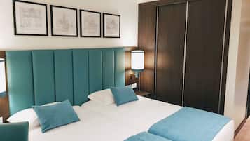 Kamar Twin Comfort | Brankas, meja kerja, ruang kerja ramah laptop, dan kedap suara