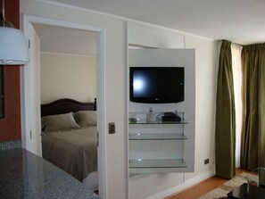 Eenvoudig appartement, 1 tweepersoonsbed | Woonruimte | Televisie