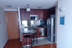 Shower, handuk, sabun, dan tisu toilet