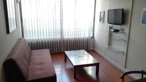 Eenvoudig appartement, 1 tweepersoonsbed | Woonruimte | Televisie