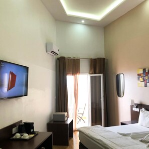 Camas Tempur-Pedic, minibar y caja de seguridad en la habitación