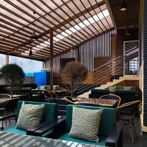 Se sirven desayunos y cocina local e internacional; con vista al mar