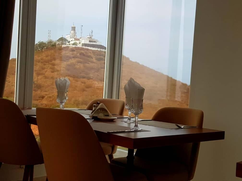 供应早餐、午餐和晚餐，本地与国际菜，海景