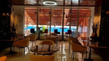 Serviço de café da manhã, local e internacional, vistas para o mar
