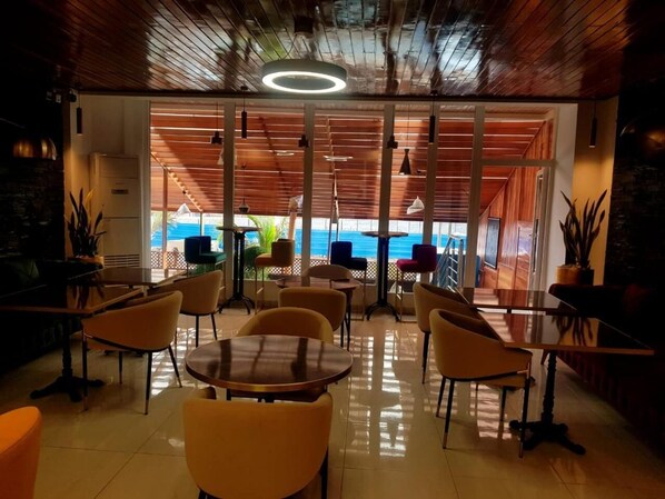 Se sirven desayunos y cocina local e internacional; con vista al mar