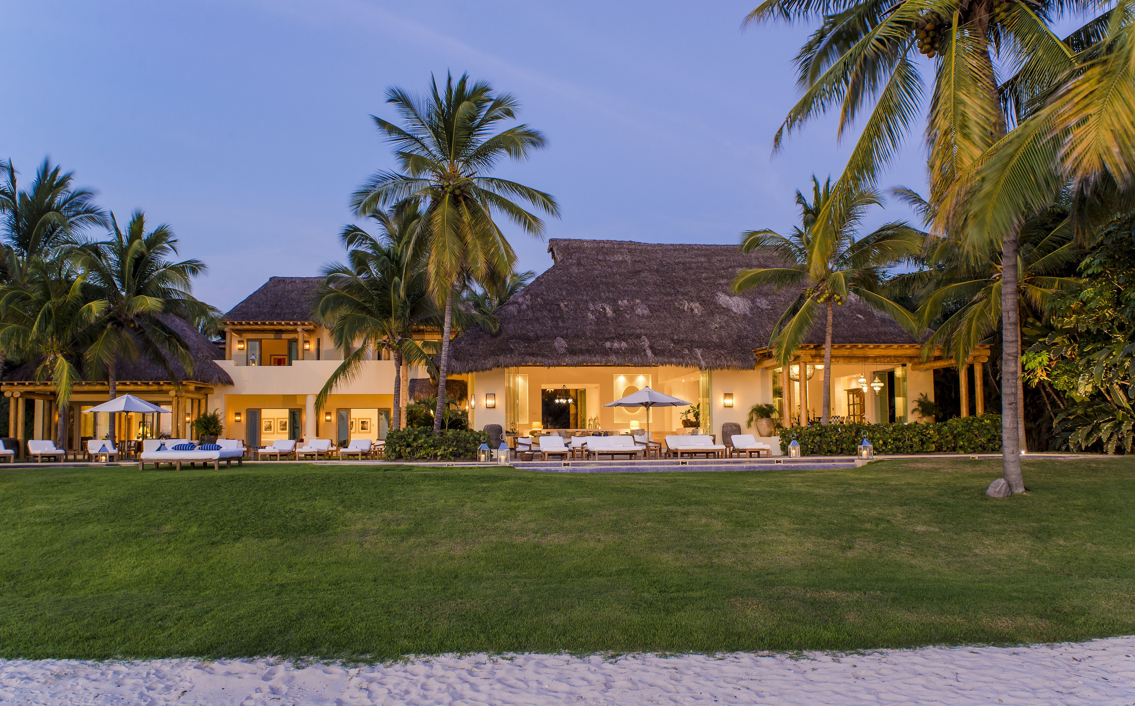 Vista frontal de la propiedad