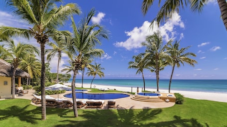 3 outdoor pools, free cabanas, pool umbrellas