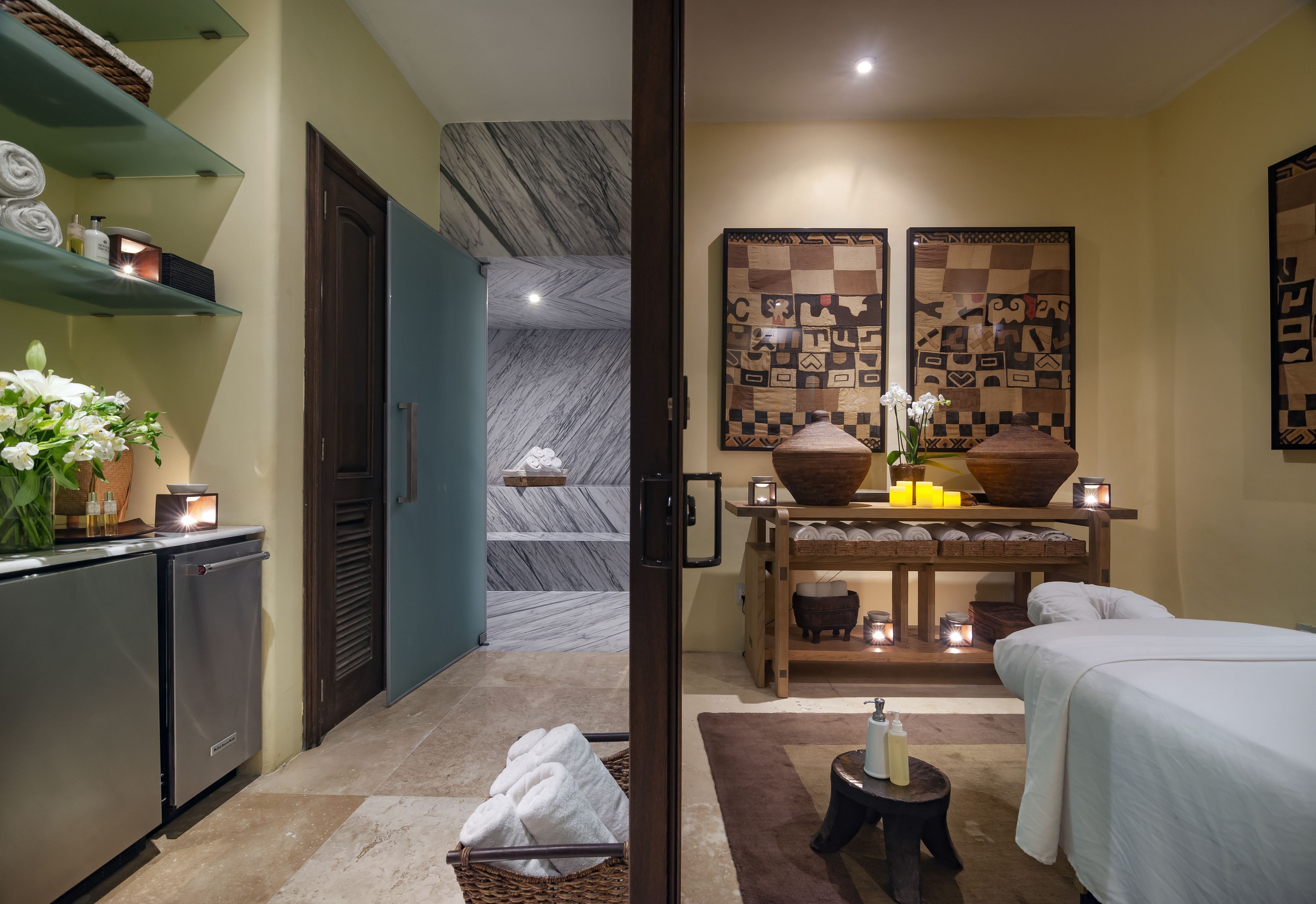 カップル用トリートメントルーム、サウナ、ホットタブ、スチームサウナ、ホットストーンマッサージ、ディープティシュー マッサージ