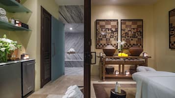 Espace de soins pour les couples, sauna, bain Ă remous, hammam