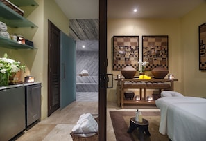 Behandelingskamers voor koppels, een sauna, een bubbelbad, een stoombad