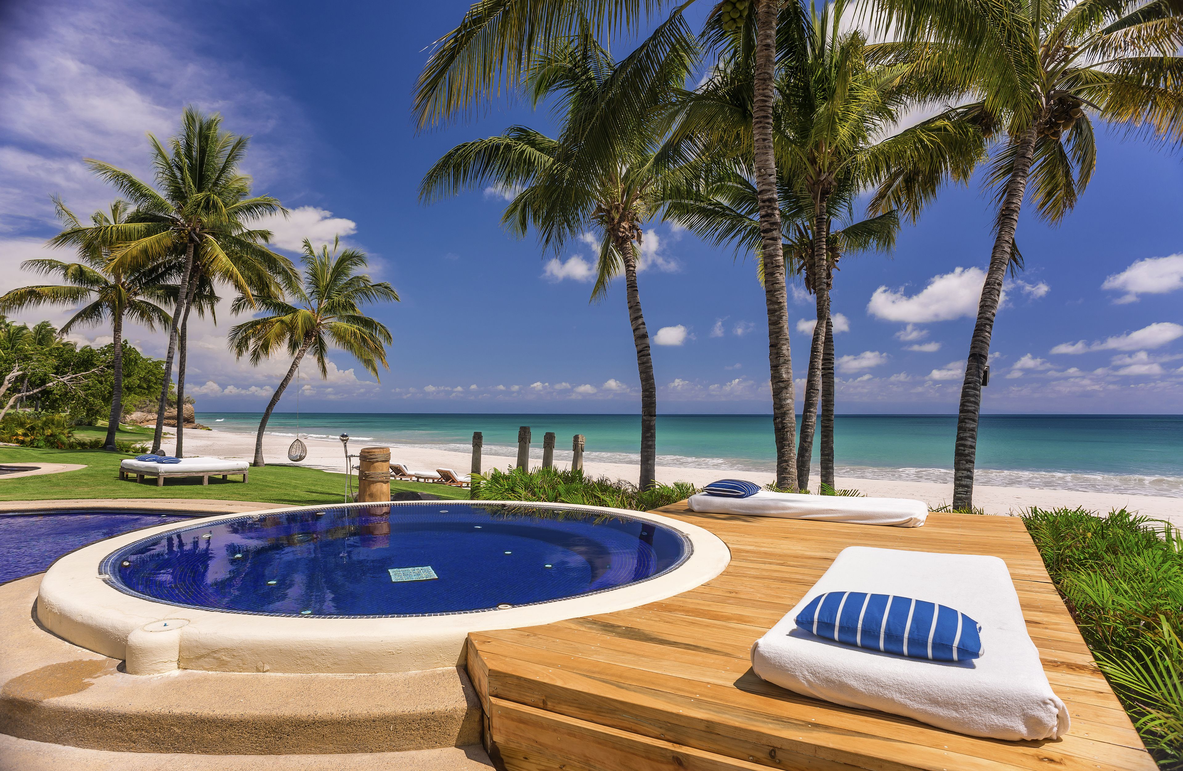3 outdoor pools, free pool cabanas, pool umbrellas