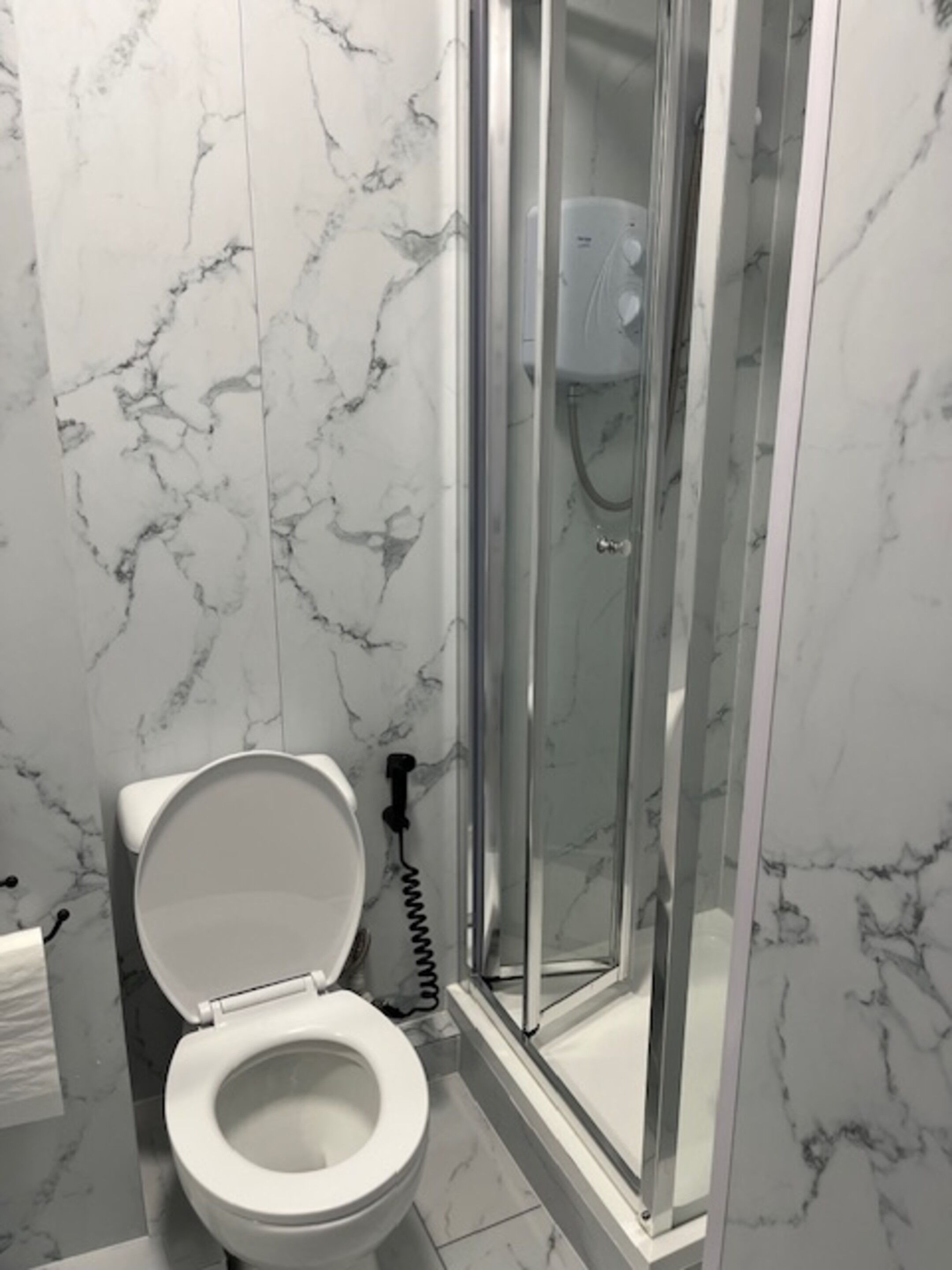 Regadera, amenidades de baño gratuitas, secadora de cabello, toallas 