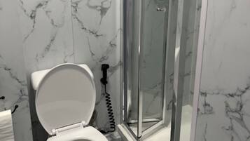 Regadera, amenidades de baño gratuitas, secadora de cabello, toallas