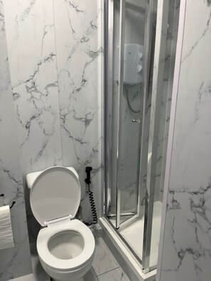 Shower, free toiletries, hair dryer, towels - Woodville Lodge Leeds Free Parking Direct Bus to City Centre (Leeds)