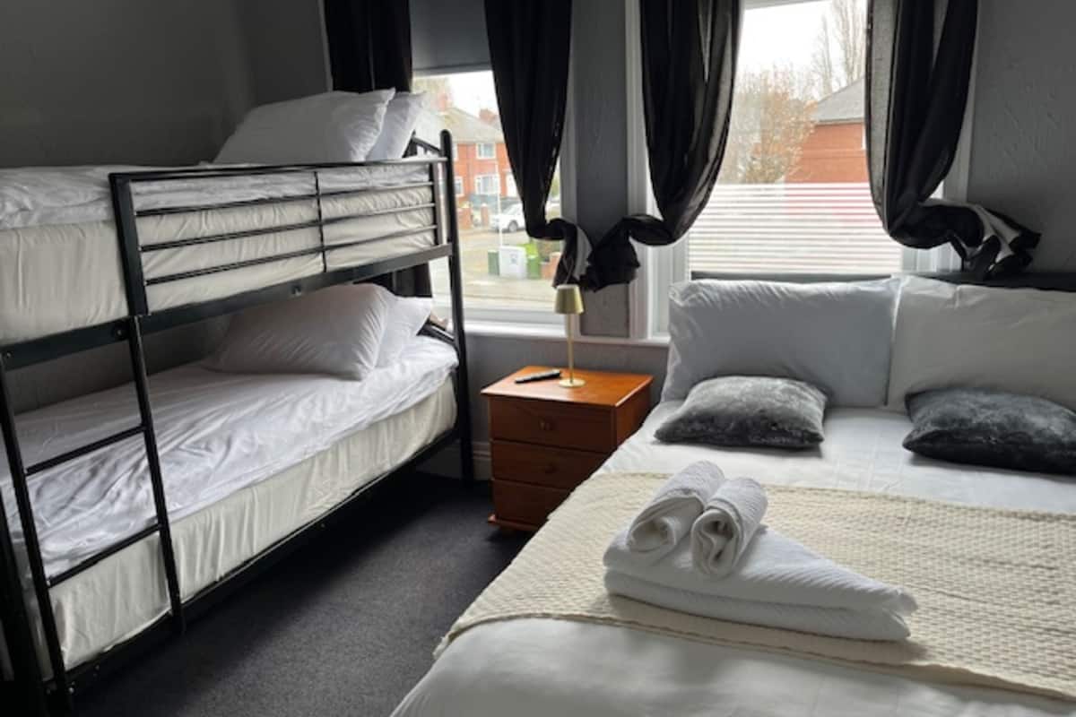 Standard Family Room for 4 | アイロン / アイロン台、WiFi (無料)、ベッドシーツ