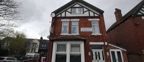 Vista frontal de la propiedad