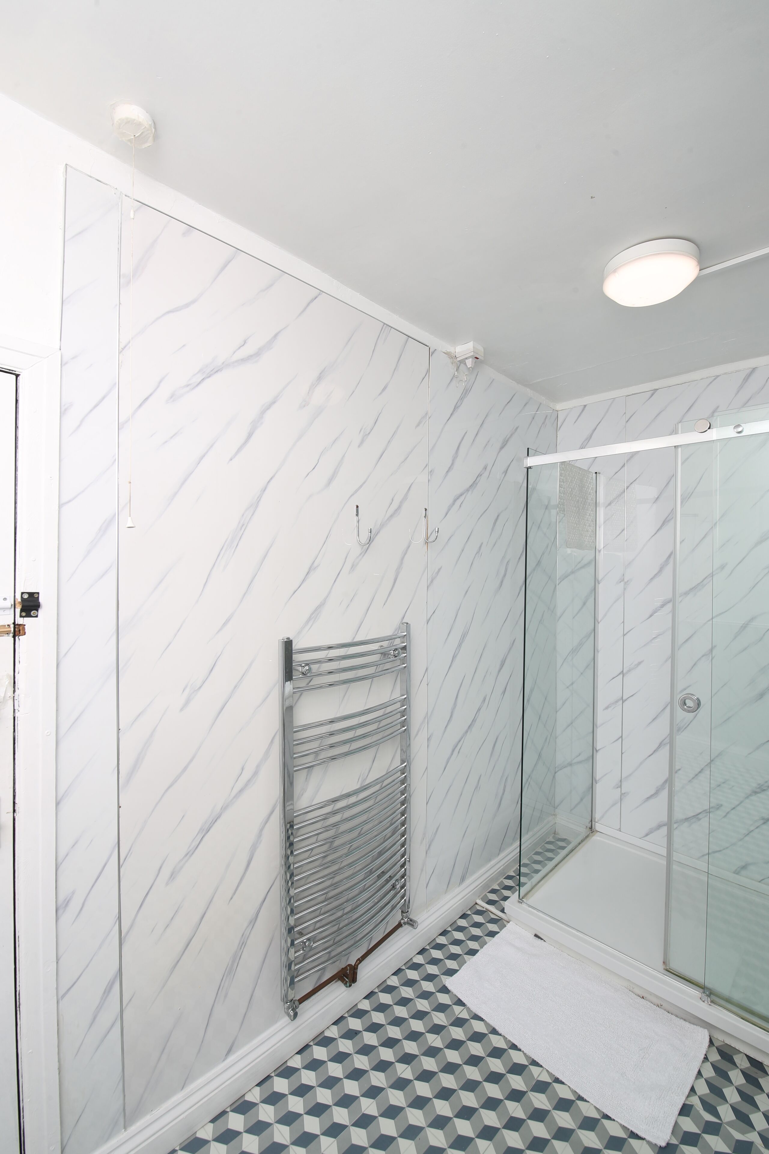 Dusche, kostenlose Toilettenartikel, Haartrockner, Handtücher