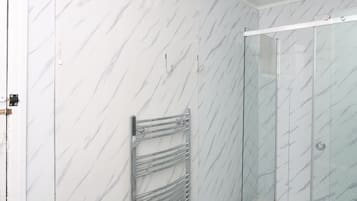 Dusche, kostenlose Toilettenartikel, Haartrockner, HandtĂŒcher