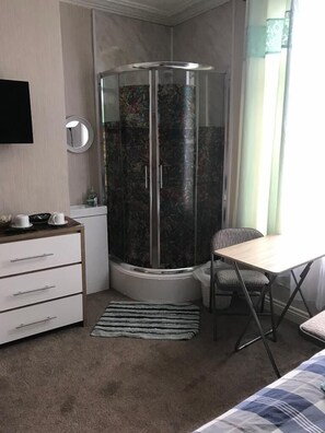 Iron/ironing board, free WiFi, bed sheets - Woodville Lodge Leeds Free Parking Direct Bus to City Centre (Leeds)