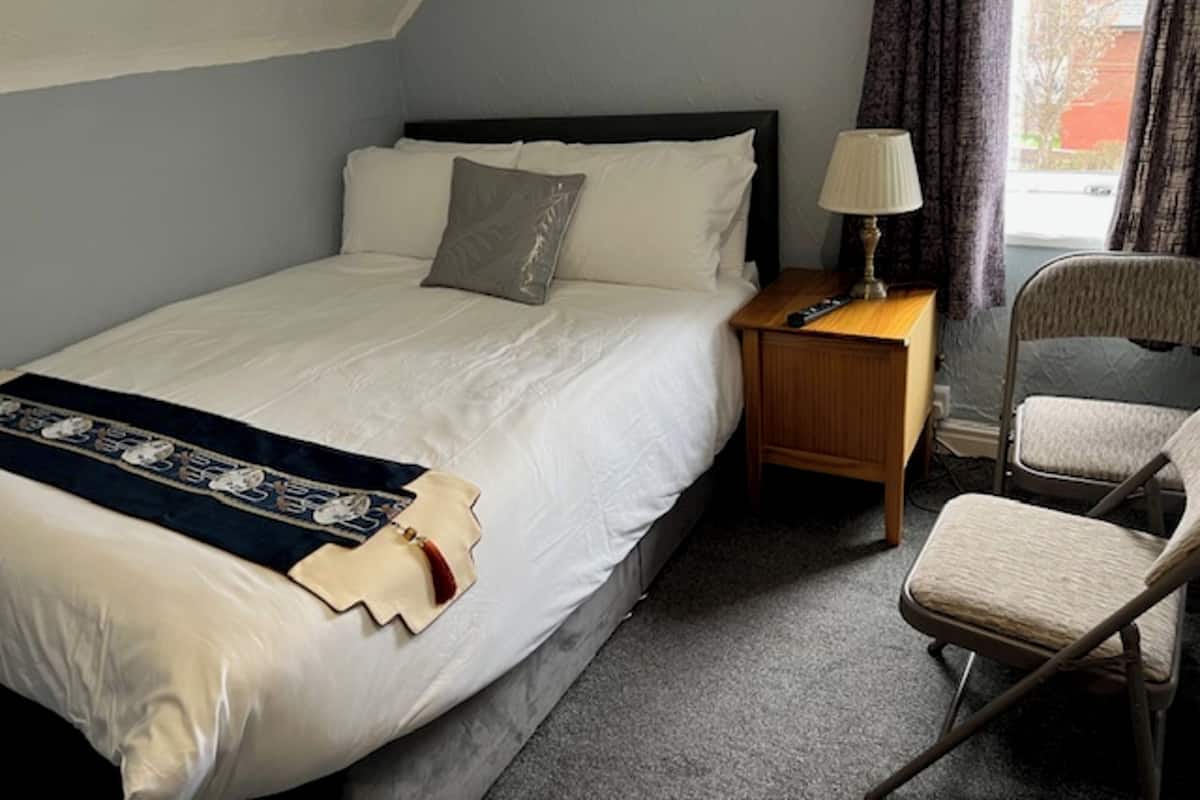 スタンダード ダブルルーム | アイロン / アイロン台、WiFi (無料)、ベッドシーツ