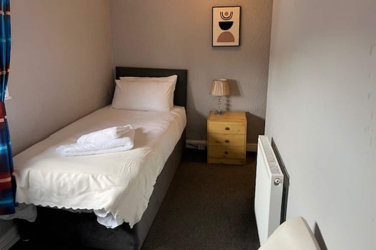 スタンダード シングルルーム | アイロン / アイロン台、WiFi (無料)、ベッドシーツ