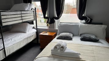 Standard Family Room for 4 | Bügeleisen/Bügelbrett, kostenloses WLAN, Bettwäsche