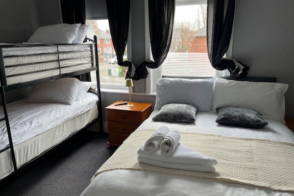 Standard Family Room for 4 | Strykejern/-brett, wi-fi (inkludert) og sengetøy