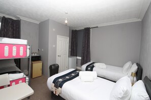 Standard Family Room for 4 | Iron/ironing board, free WiFi, bed sheets - Woodville Lodge Leeds Free Parking Direct Bus to City Centre (Leeds)