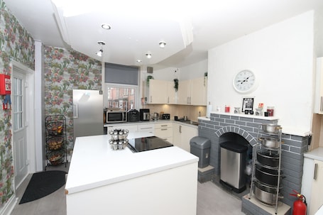 Daily English breakfast for a fee. Woodville Lodge Leeds Free Parking Direct Bus to City Centre