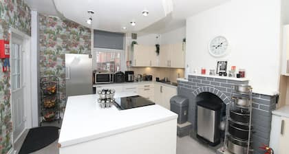 Woodville Lodge Leeds Free Parking Direct Bus to City Centre