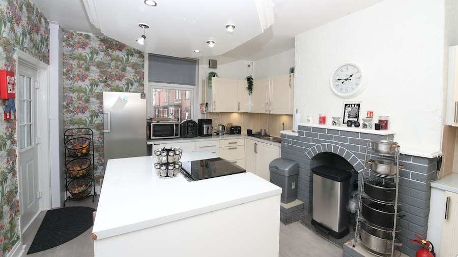 Woodville Lodge Leeds Free Parking Direct Bus to City Centre