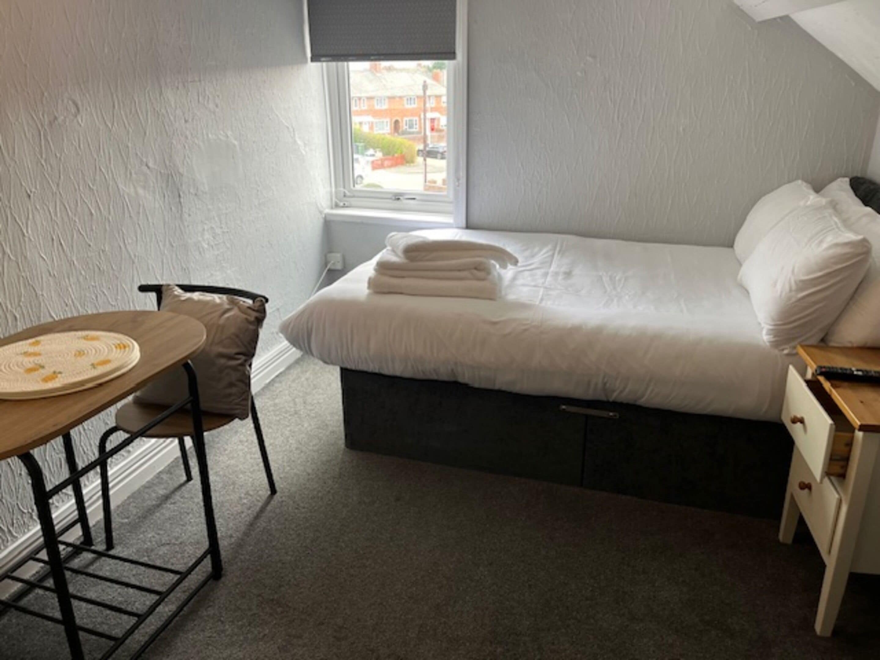 Quarto casal standard | Ferros/tábuas de passar roupa, Wi-Fi de cortesia, roupa de cama