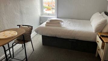 Quarto casal standard | Ferros/tábuas de passar roupa, Wi-Fi de cortesia, roupa de cama